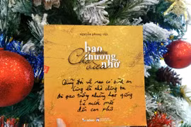 Đúng hẹn mỗi năm ra một tập thơ vào dịp Noel, nhà thơ Nguyễn Phong Việt xuất bản "Bao nhiêu thương nhớ cho vừa." (Ảnh: Minh Thu/Vietnam+)