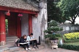 Văn Miếu là nơi sinh viên các ngành mỹ thuật, kiến trúc thường tới để thực hành ký họa, trực họa. (Ảnh: Minh Thu/Vietnam+)