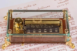Chiếc hộp nhạc được hoàn thành vào đúng năm kỷ niệm 75 năm Quốc khánh Việt Nam. (Ảnh: Reuge) 