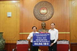 Thứ trưởng Tạ Quang Đông trao quà ủng hộ đồng bào các tỉnh miền Trung. (Ảnh: VP Bộ)