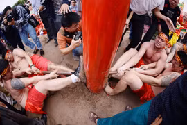 Nghi lễ kéo co ngồi tại đền Trấn Vũ, Long Biên, Hà Nội. (Ảnh: CCH)