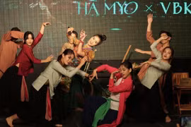 Vũ đạo hiện đại tạo nên sự sôi động, tươi trẻ cho một sản phẩm âm nhạc có nội dung truyền thống. (Ảnh: Hòa Nguyễn/Vietnam+) 
