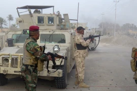 Lực lượng chống khủng bố Iraq tham gia chiến dịch chống IS tại khu vực al-Sajariyah, phía đông thủ phủ Ramadi, tỉnh Anbar ngày 22/1. (Nguồn: AFP/TTXVN)