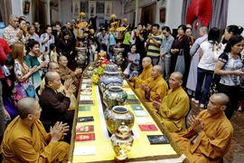 Các chư tôn đức tăng tọa thiền bên thuyền bát nhã tại lễ hội. (Ảnh: Thế Anh/TTXVN)