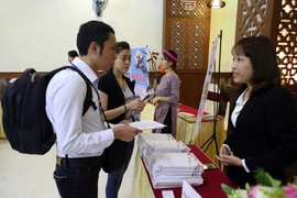 Các gian hàng trưng bày, giới thiệu các sản phẩm du lịch Đà Nẵng tại diễn đàn. (Ảnh: Trần Lê Lâm/TTXVN)