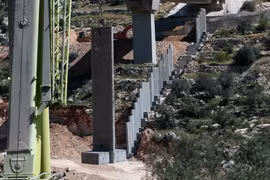 Israel xây dựng hàng rào chắn mới tại Thung lũng Cremisan sát thị trấn Beit Jala, gần thành phố Bethlehem, Khu Bờ Tây . (Nguồn: AFP/TTXVN)