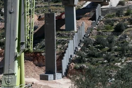 Israel xây dựng hàng rào chắn mới tại Thung lũng Cremisan sát thị trấn Beit Jala, gần thành phố Bethlehem, Khu Bờ Tây . (Nguồn: AFP/TTXVN)