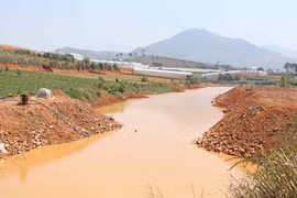 Một đoạn nhánh của hồ Đankia giáp với tổ dân phố Đankia (thị trấn Lạc Dương) đã bị lấn chiếm, thu hẹp nhìn giống như một con suối nhỏ. (Ảnh: Nguyễn Dũng/TTXVN)
