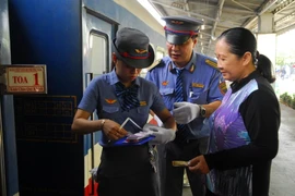 Hành khách mua vé đi tàu tại ga Sài Gòn. (Ảnh: Mạnh Linh/TTXVN)