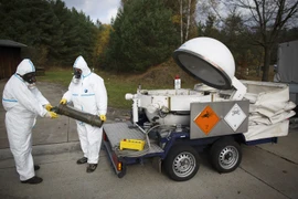 Các nhân viên trong trang phục bảo hộ diễn tập tại khu vực tiêu hủy vũ khí hóa học của Syria tại Munster, miền Bắc nước Đức ngày 30/10/2013. (AFP/TTXVN)