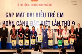Nguyên Phó Chủ tịch nước Nguyễn Thị Doan tặng quà các em tại buổi gặp mặt. (Ảnh: Anh Tuấn/TTXVN)