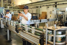 Dây chuyền sản xuất sữa của Vinamilk. (Ảnh: Kim Phương/TTXVN)