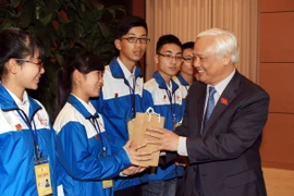 Phó Chủ tịch Quốc hội Uông Chu Lưu tặng quà lưu niệm cho các học sinh tham gia vòng chung kết cuộc thi ''Tự hào Việt Nam.'' (Ảnh: Phạm Kiên/TTXVN)