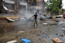 Hiện trường một vụ tấn công bằng rocket nhằm vào khu dân cư ở Aleppo. (Nguồn: EPA/TTXVN)