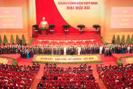 Ban Chấp hành Trung ương khóa XII ra mắt Đại hội. (Ảnh: TTXVN)