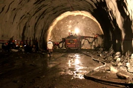 Khoan một nhánh hầm của hầm Đèo Cả. (Ảnh: Thế Lập/TTXVN)