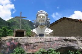 Một tượng đài tưởng niệm Che Guevara ở La Higuera, Bolivia. (Nguồn: en.wikipedia.org)