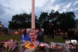 Dân Anh tưởng niệm nữ nghị sỹ Jo Cox. (Nguồn: EPA/TTXVN)