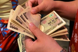 Kiểm đồng yen tại một ngân hàng ở Tokyo. (Nguồn: AFP/TTXVN)