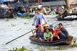 Khách du lịch tham quan chợ nổi Ngã Năm. (Ảnh: An Hiếu/TTXVN)