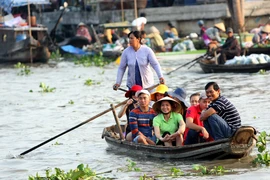 Khách du lịch tham quan chợ nổi Ngã Năm. (Ảnh: An Hiếu/TTXVN)