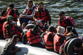 Người tị nạn Syria tìm cách vượt biển Aegean đến đảo Lesbos từ bờ biển Ayvacik ở Canakkale, Thổ Nhĩ Kỳ. (Nguồn: AFP/TTXVN)