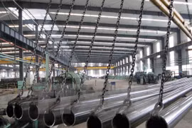 Kiểm tra ống thép inox chất lượng cao tại nhà máy ở huyện Ganyu, tỉnh Giang Tô, miền Đông Trung Quốc. (Nguồn: THX/TTXVN)