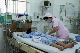 Điều trị cho bệnh nhân sốt xuất huyết. (Ảnh: Phương Vy/TTXVN)