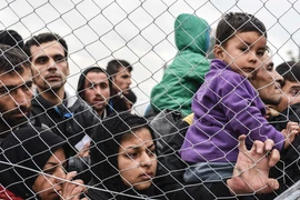 Người tị nạn và di cư đợi để qua biên giới Hy Lạp-Macedonia. (Nguồn: AFP/TTXVN)