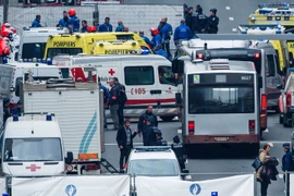 Cảnh sát và lực lượng cứu hộ Bỉ làm nhiệm vụ tại hiện trường vụ tấn công khủng bố ở ga tàu điện ngầm Maelbeek ngày 22/3. (Nguồn: AFP/TTXVN)