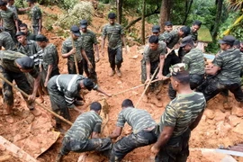 Binh sỹ Sri Lanka tham gia công tác cứu hộ sau lở đất tại làng Bulathkohupitiya ngày 18/5. (Nguồn: AFP/TTXVN)