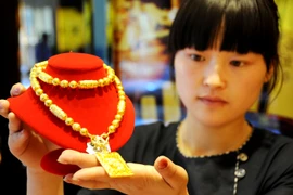 Vòng cổ vàng được bày bán tại Lianyungang, tỉnh Giang Tô, miền Đông Trung Quốc. (Nguồn: THX/TTXVN)