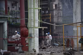 Các công nhân tìm kiếm nạn nhân mất tích trong vụ nổ tại nhà máy hóa dầu Pajaritos. (Nguồn: AFP/TTXVN)