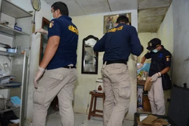 Cảnh sát đặc nhiệm Indonesia lục soát căn nhà một nghi can vụ tấn công khủng bố tại Jakarta ngày 15/1. (Nguồn: AFP/TTXVN)