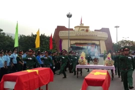 Lễ bàn giao hài cốt liệt sỹ quân tình nguyên Việt Nam tại Cửa khẩu quốc tế Lao Bảo. (Ảnh: Trần Tĩnh/TTXVN)