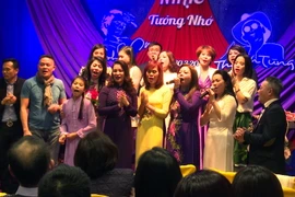 Một tiết mục đồng ca trong đêm nhạc. (Ảnh: Ngọc Mai/Vietnam+)