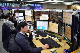 Tại sàn giao dịch chứng khoán Seoul, Hàn Quốc. (Nguồn: AFP/TTXVN)
