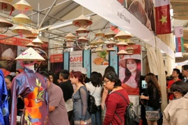 Gian hàng Việt thu hút đông đảo du khách. (Ảnh: Việt Hòa-Việt Hùng/Vietnam+)