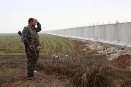 Binh sỹ người Kurd làm nhiệm vụ tại khu vực Ras al-Ain trên biên giới Syria-Thổ Nhĩ Kỳ. (Nguồn: AFP/TTXVN)