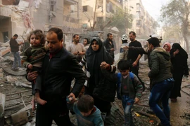 Người dân Syria sơ tán sau các cuộc không kích của quân đội chính phủ vào các mục tiêu của phiến quân ở thành phố Aleppo. (Nguồn: AFP/TTXVN)