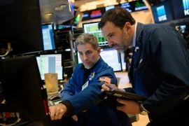 Giao dịch viên làm việc tại Sàn giao dịch chứng khoán New York, Mỹ. (Nguồn: AFP/TTXVN)