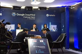 Kỳ thủ Lee Se-dol (trái) đấu với máy tính của Google. (Nguồn: twitter.com)