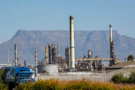 Một nhà máy khai thác dầu mỏ tại Nam Phi. (Nguồn: EPA/TTXVN)