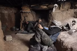 Các tay súng nổi dậy thuộc Lữ đoàn Hồi giáo Failaq al-Rahman ở Syria ngừng hoạt động giao tranh chống chính quyền ở thị trấn Arbin, phía đông Ghouta, ngoại ô Damascus. (Nguồn: AFP/TTXVN)