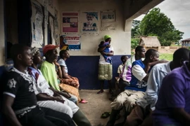 Người dân chờ khám bệnh tại một trung tâm y tế ở Mendicorma, Liberia, giáp giới Sierra Leone. (Nguồn: AFP/TTXVN)