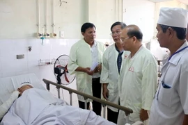 Thăm hỏi nạn nhân vụ tai nạn tại Bệnh viện Đa khoa tỉnh Bình Thuận. (Ảnh: Nguyễn Thanh/TTXVN)