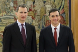Nhà vua Felipe VI (phải) và ông Pedro Sanchez. (Nguồn: thespainreport.com)