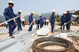 Lưới điện hạ thế trên đảo đang được khẩn trương xây dựng. (Ảnh: Ngọc Hà/TTXVN)