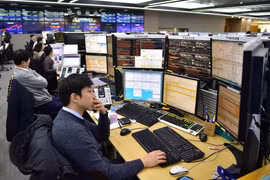 Tại sàn giao dịch chứng khoán Seoul, Hàn Quốc. (Nguồn: AFP/TTXVN)