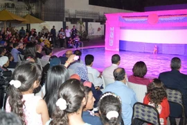 Đông đảo khán giả Ai Cập thích thú với nghệ thuật múa rối nước Việt Nam. (Ảnh: Nguyễn Trường/Vietnam+)